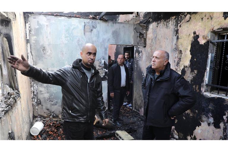 Palästinenser begutachten ein zerstörtes Haus nach einem Angriff von Siedlern im Westjordanland (Archivfoto).