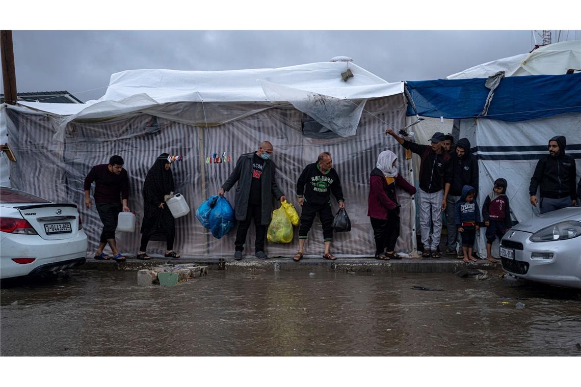 Palästinenser, die durch die israelische Bombardierung des Gazastreifens vertrieben wurden, suchen in einem Zeltlager der Vereinten Nationen in Chan Junis Schutz vor dem Winterregen.