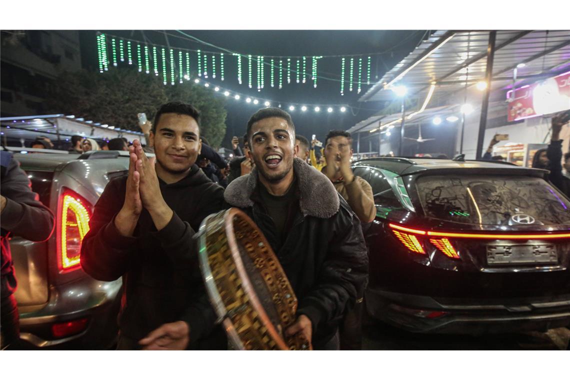 Atempause, aber noch kein Frieden Palästinenser feiern den vereinbarten Waffenstillstand im Gazastreifen