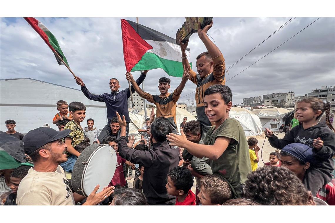 Bilder des Tages Palästinenser feiern im Lager Nusairat, nachdem sich Israel und die Hamas auf die erste Phase eines Friedensplans zur Beendigung der Kämpfe geeinigt haben.