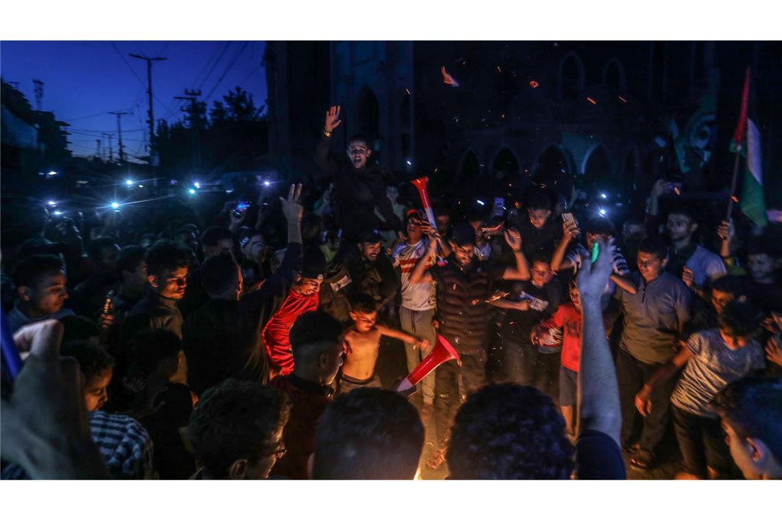 Palästinenser feiern in den Straßen von Rafah, nachdem die Hamas bekannt gegeben hat, dass sie einem Vorschlag für einen Waffenstillstand im anhaltenden Konflikt mit Israel zustimmt.