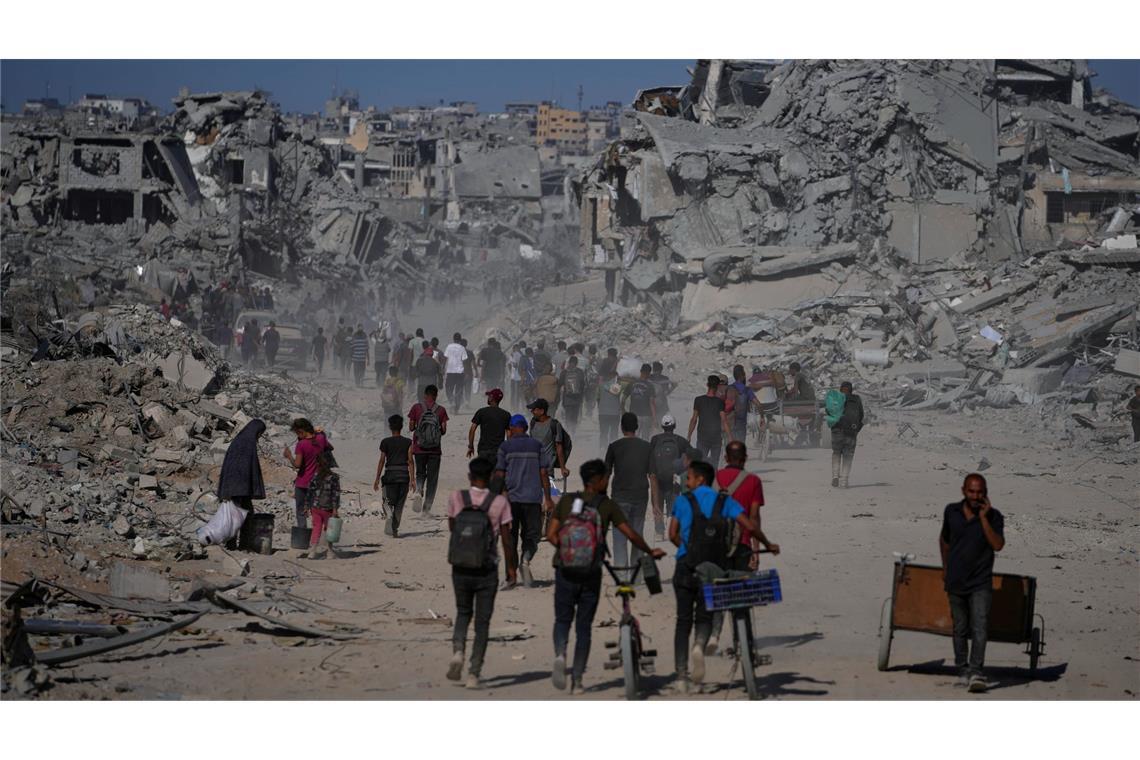 Bilder des Tages Palästinenser gehen an zerstörten Gebäuden vorbei, während sie in ihre Häuser im Zeitoun-Viertel von Gaza zurückkehren.