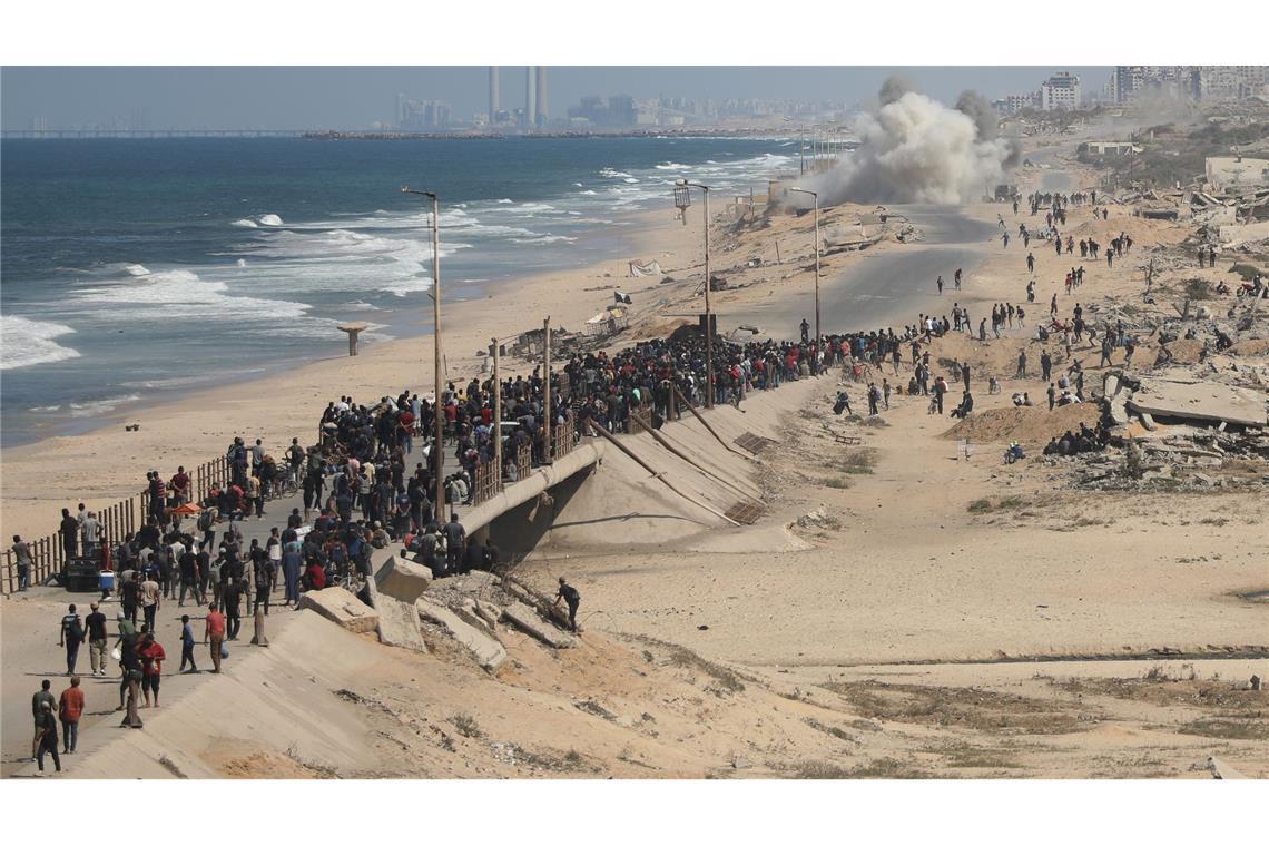 Bilder des Tages Palästinenser gehen entlang der Küstenstraße in der Nähe von Wadi Gaza im zentralen Gazastreifen in Richtung des nördlichen Gazastreifens.