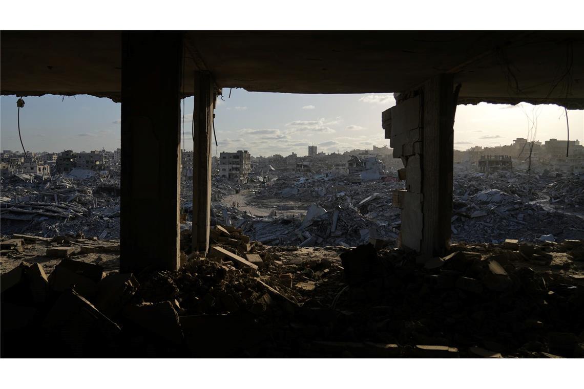 Bilder des Tages Palästinenser gehen zwischen den Trümmern der Stadt Gaza.