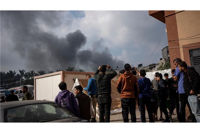 Palästinenser in Chan Junis betrachten den aufsteigenden Rauch nach einem israelischen Luftangriff.