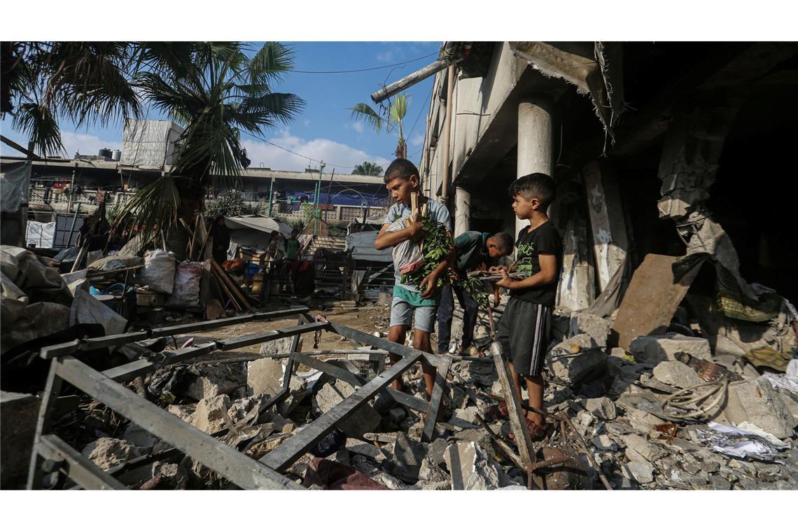 Palästinenser inspizieren den Ort eines nächtlichen israelischen Luftangriffs auf eine Schule, in der Vertriebene untergebracht waren.