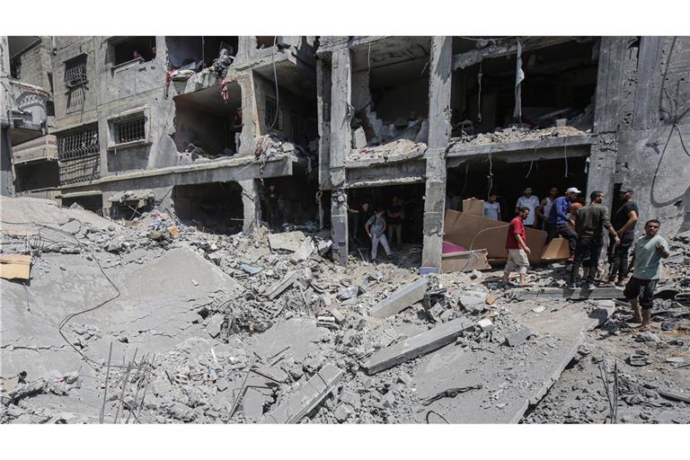 Palästinenser inspizieren die Schäden eines israelischen Angriffs auf ein Haus in Gaza-Stadt (Archivfoto).