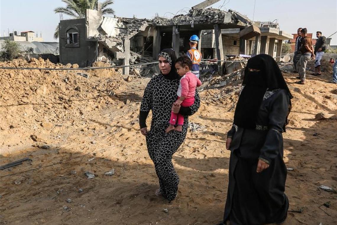 Palästinenser inspizieren ein beschädigtes Haus, das bei einem israelischen Luftangriff in Rafah im südlichen Gazastreifen zerstört wurde. Foto: Abed Deeb/APA Images via ZUMA Wire/dpa