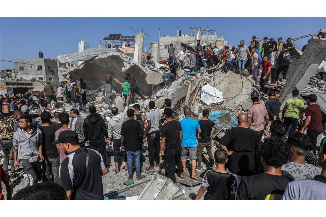 Israels Armee erklärt weitere Hamas-Geisel für tot Palästinenser inspizieren ein zerstörtes Haus nach einem israelischen Luftangriff.