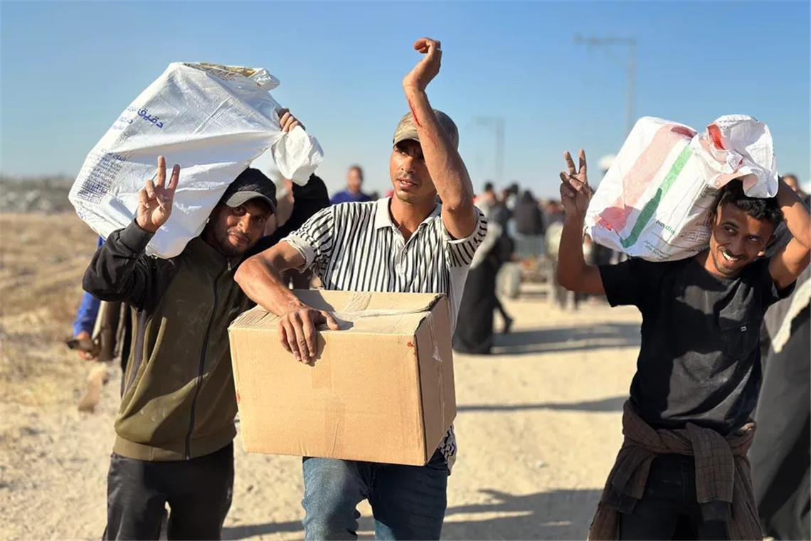 Netanjahu warnt Einwohner der Stadt Gaza: „verschwinden Sie" Palästinenser mit erhaltenen Hilfsgütern in der Hauptstadt des nördlichen Gazastreifens.
