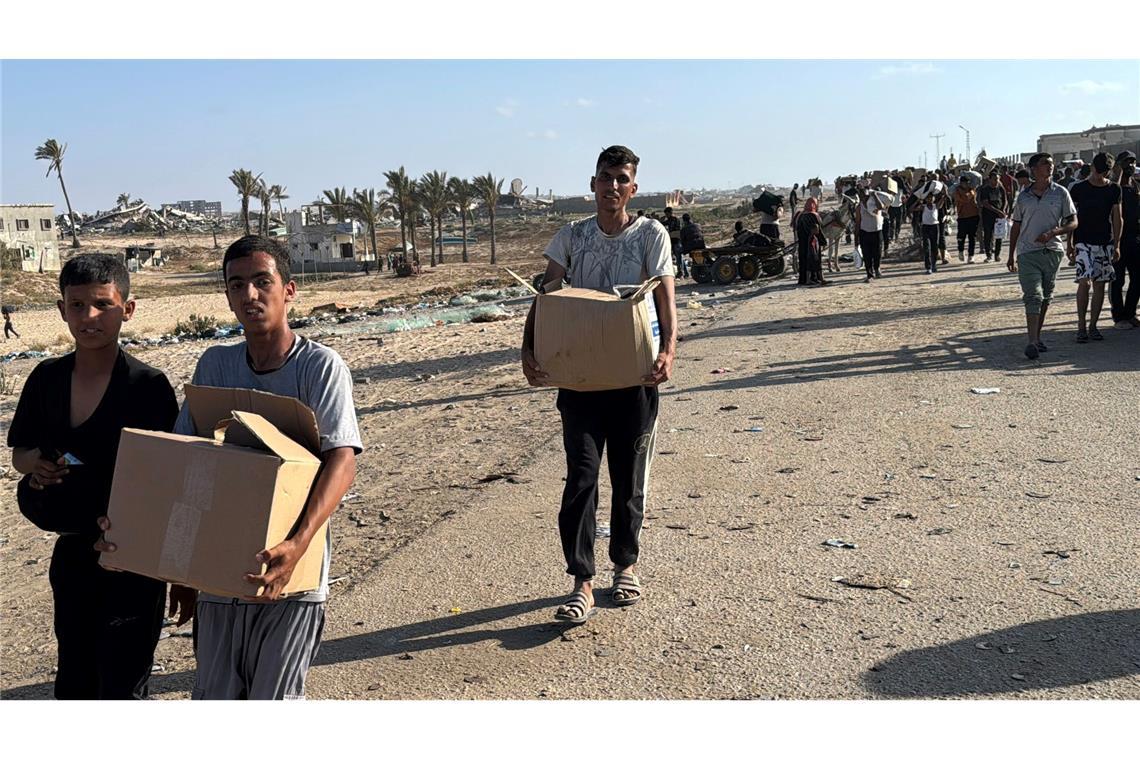 Stiftung: Zweites Verteilzentrum für Hilfsgüter in Gaza Palästinenser mit Hilfsgütern.