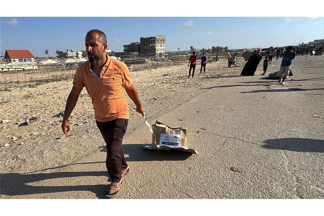 Stiftung: Zweites Verteilzentrum für Hilfsgüter in Gaza Palästinenser mit Hilfsgütern.