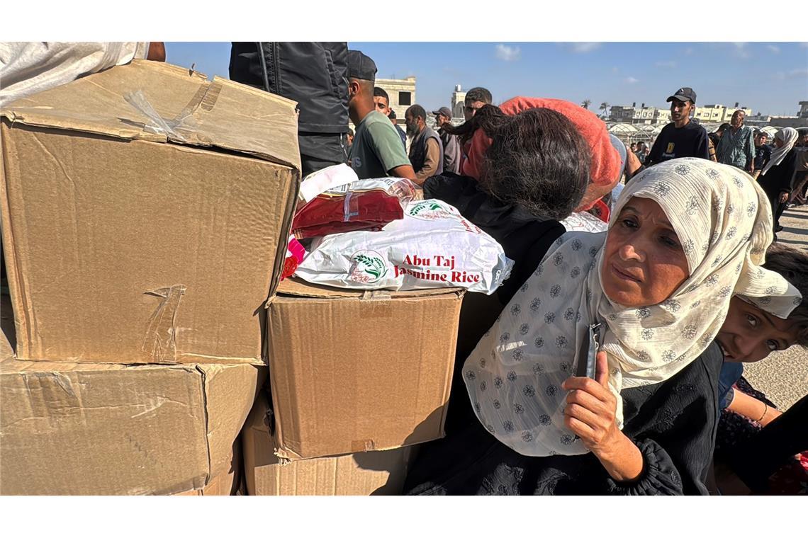 Stiftung: Zweites Verteilzentrum für Hilfsgüter in Gaza Palästinenser mit Hilfsgütern.