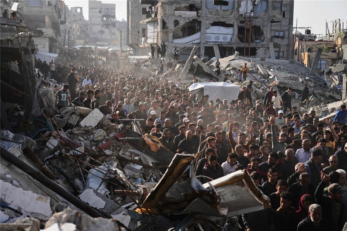 Netanjahu warnt Einwohner der Stadt Gaza: „verschwinden Sie" Palästinenser protestieren gegen die Hamas und den Krieg mit Israel.