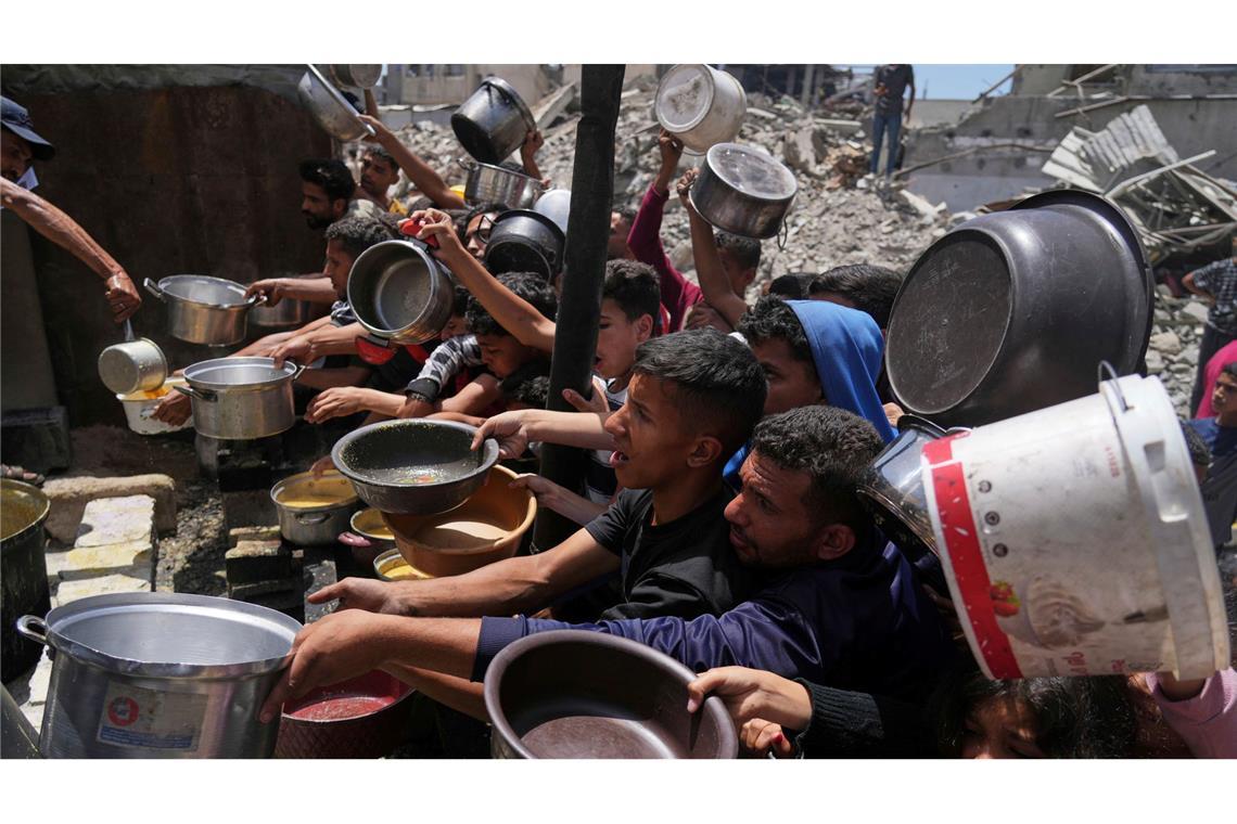 Bericht: Sturm auf Lebensmittel-Verteilungszentrum in Gaza Palästinenser stehen für Lebensmittel im nördlichen Gazastreifen an. (Archivbild)