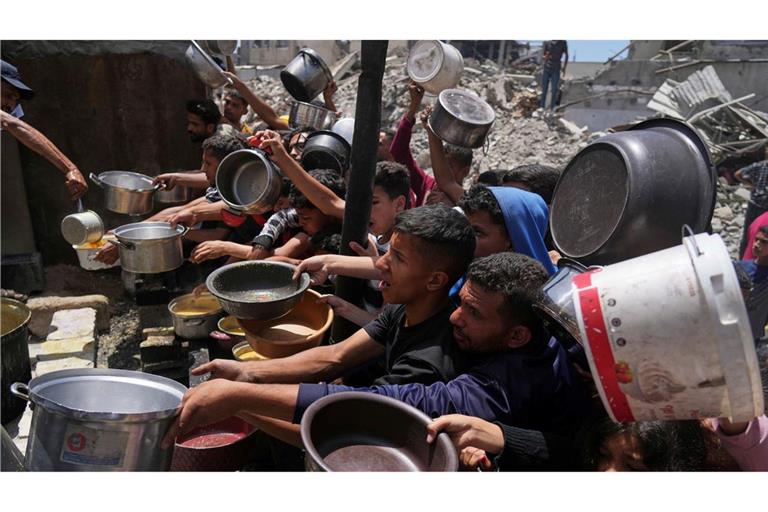 Palästinenser stehen für Lebensmittel im nördlichen Gazastreifen an. (Archivbild)