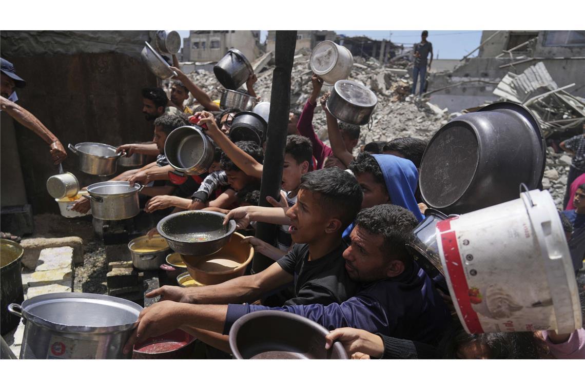 Palästinenser stehen für Lebensmittel im nördlichen Gazastreifen an.