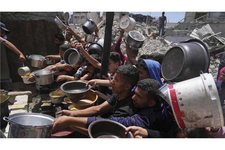 Palästinenser stehen für Lebensmittel im nördlichen Gazastreifen an.