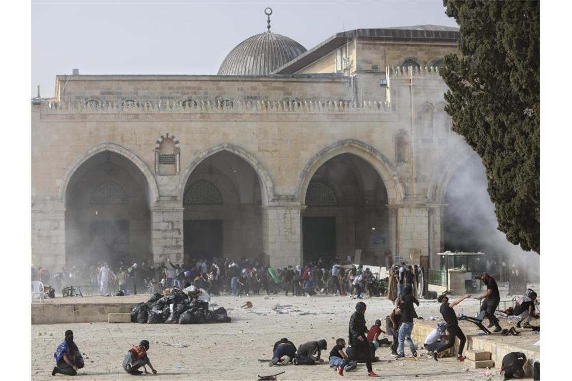 Palästinenser stoßen auf dem Gelände der Al-Aksa-Moschee in Jerusalem mit israelischen Sicherheitskräften zusammen. Foto: Mahmoud Illean/AP/dpa