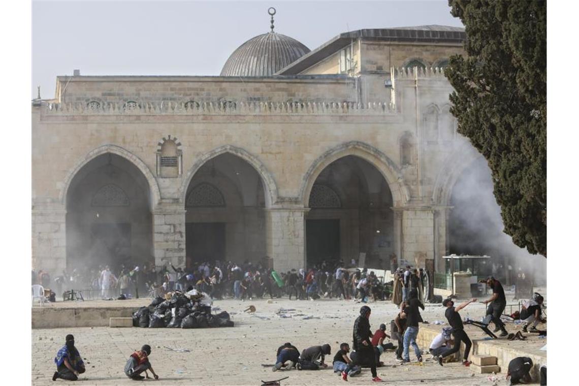 Massive Raketenangriffe: Israel antwortet mit Luftschlag Palästinenser stoßen auf dem Gelände der Al-Aksa-Moschee in Jerusalem mit israelischen Sicherheitskräften zusammen. Foto: Mahmoud Illean/AP/dpa