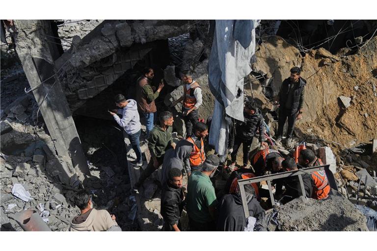 Palästinenser suchen in den Trümmern einer Polizeistation nach Leichen und Überlebenden, nachdem die Station im Stadtteil Scheich Radwan von der israelischen Armee angegriffen wurde.