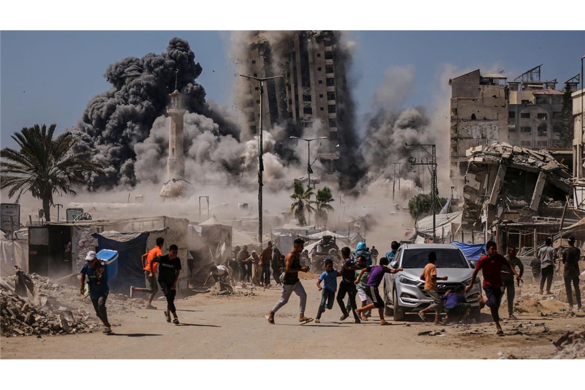 Palästinenser suchen während eines israelischen Luftangriffs auf ein Hochhaus im Gaza Schutz, nachdem die israelische Armee zuvor eine Warnung herausgegeben hatte.