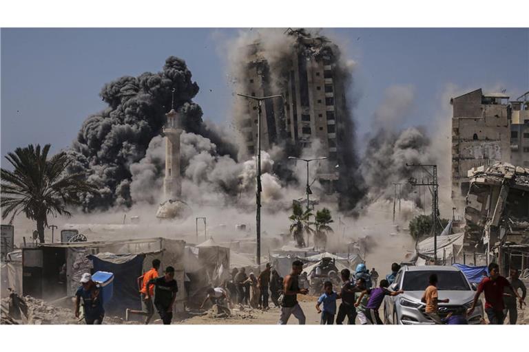 Palästinenser suchen während eines israelischen Luftangriffs auf ein Hochhaus im Gaza Schutz (Archivfoto).