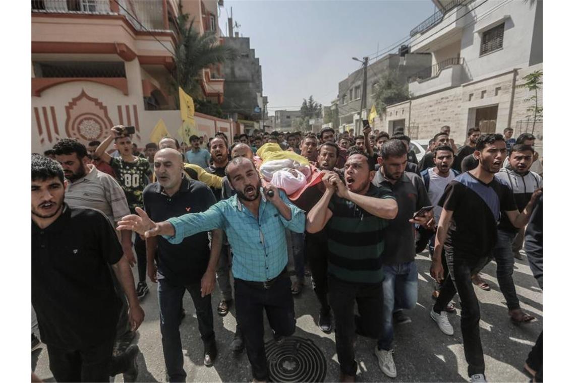 Schwere Raketenangriffe auf Tel Aviv Palästinenser tragen den Leichnam eines 11-jährigen Jungen, der nach palästinensischen Angaben bei den israelischen Luftangriffen getötet wurde. Foto: Mohammed Talatene/dpa