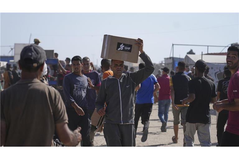 Palästinenser tragen in Rafah im südlichen Gazastreifen Kisten mit Lebensmitteln, die von der Gaza Humanitarian Foundation, einer von den USA unterstützten und von Israel anerkannten Organisation, geliefert wurden.