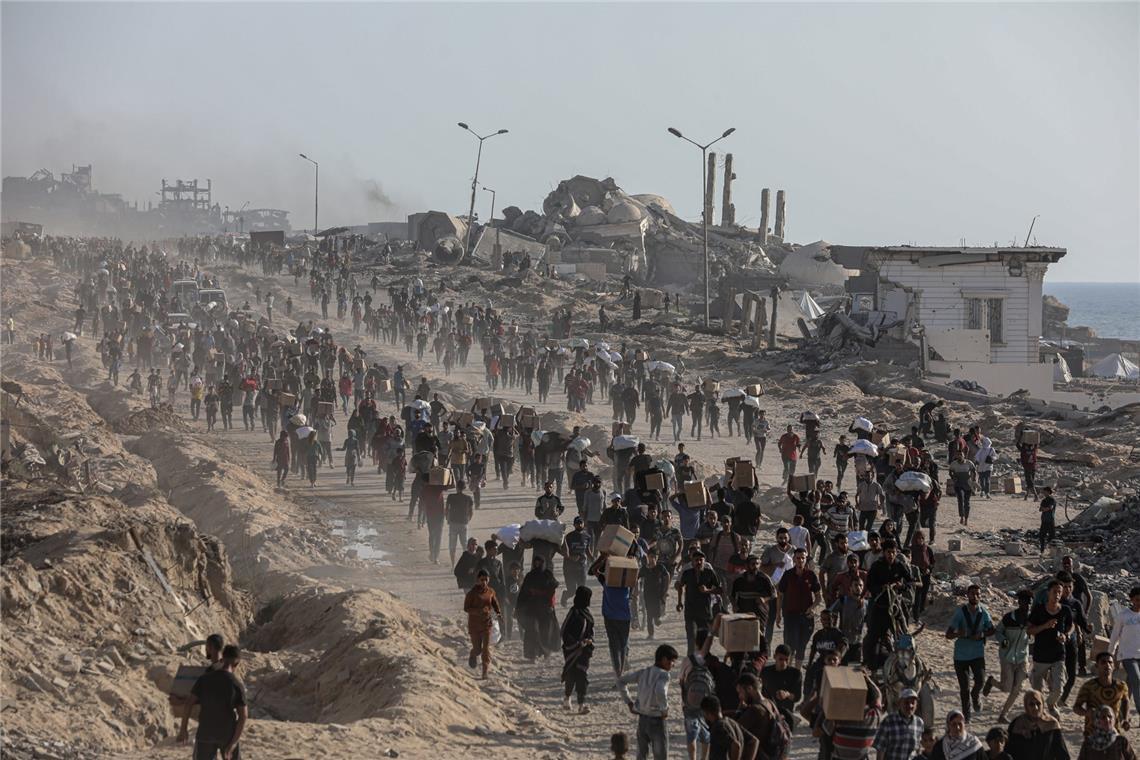 Palästinenser tragen Lebensmittelpakete, die von der The Gaza Humanitarian Foundation (GHF) verteilt wurden (Archivbild).