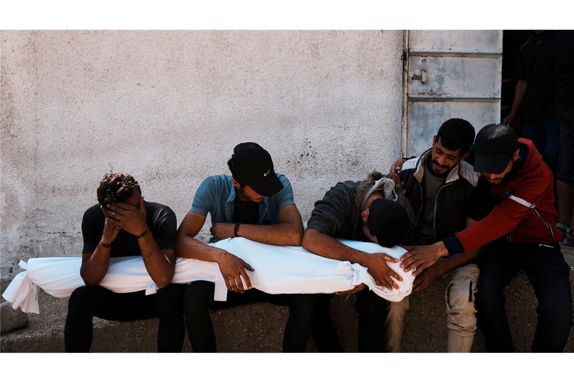 Bilder des Tages Palästinenser trauern im Al-Shifa-Krankenhaus in Gaza-Stadt um die Leichen ihrer Angehörigen, die bei einem israelischen Militärschlag im Gazastreifen getötet wurden.