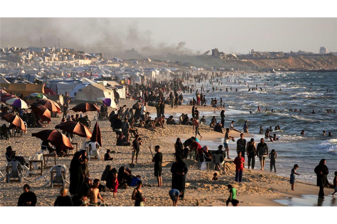 Palästinenser verbringen während einer Hitzewelle in Gaza-Stadt Zeit am Meer.