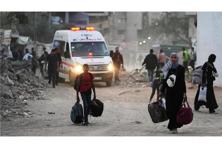 Palästinenser verlassen ihr Wohngebiet nach einer Evakuierungswarnung Israels.