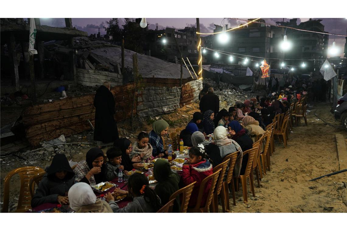 Palästinenser versammeln sich im Gazastreifen zwischen Trümmern beim Fastenbrechen zum Ramadan.