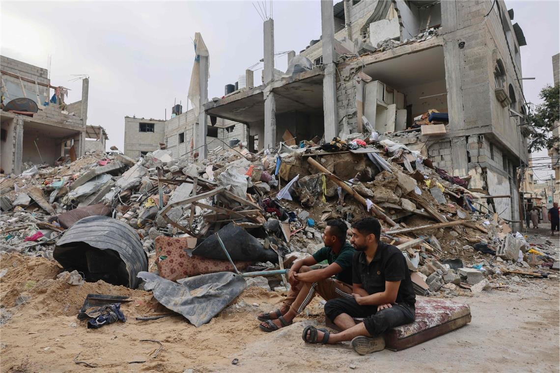 Netanjahu warnt Einwohner der Stadt Gaza: „verschwinden Sie" Palästinenser vor zerstörtem Gebäude im Gazastreifen. (Archivbild)