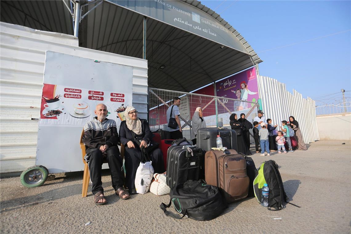 Netanjahu warnt Einwohner der Stadt Gaza: „verschwinden Sie" Palästinenser warten am Grenzübergang zwischen dem Gaza-Streifen und Ägypten. (Archivbild)