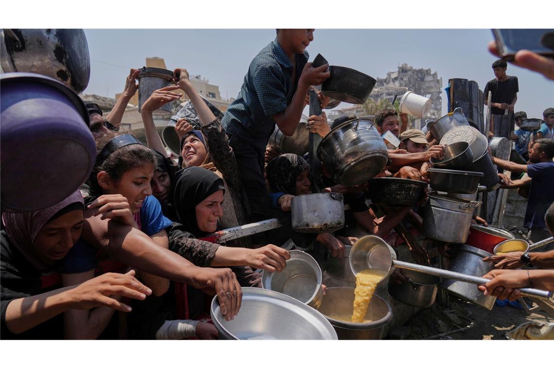Fortschritte gegen den Hunger - aber nicht überall Palästinenser warten an einer Ausgabestelle für gespendete Lebensmittel im Gazastreifen. (Archivbild)