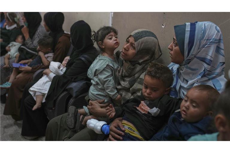 Palästinenserinnen warten mit ihren Kindern auf medizinische Versorgung in einer überfüllten Klinik in der Stadt Gaza (Archivfoto).
