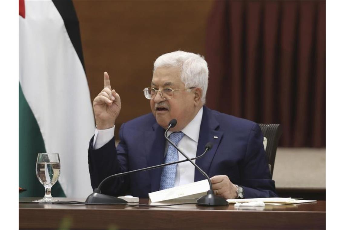 Abbas erklärt Aus für Abkommen mit Israel und USA Palästinenserpräsident Mahmud Abbas spricht bei einem Treffen der Palästinenserführung. Foto: Alaa Badarneh/Pool EPA/AP/dpa