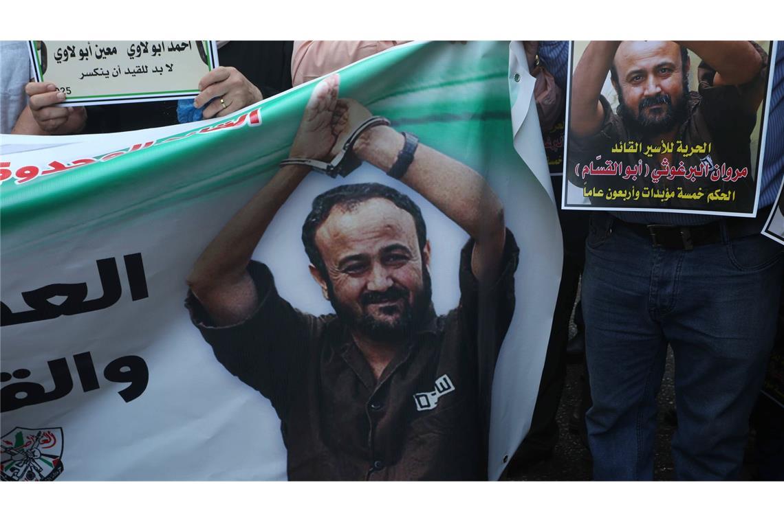Palästinensische Demonstranten mit Flaggen und Plakaten von Marwan Barghuti: Mehr als 200 Prominente fordern seine Freilassung.