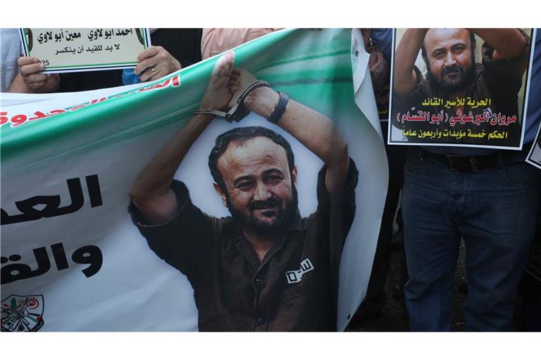 Palästinensische Demonstranten mit Flaggen und Plakaten von Marwan Barghuti: Mehr als 200 Prominente fordern seine Freilassung.