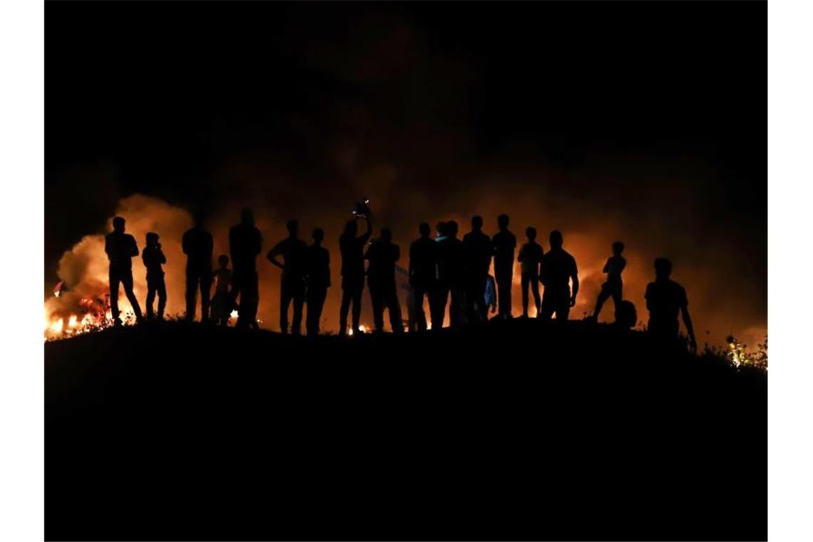 Hamas schickt Brandballons - Israel greift Gazastreifen an Palästinensische Demonstranten protestierten gegen den Flaggenmarsch israelischer Nationalisten. Foto: Naaman Omar/APA Images via ZUMA Wire/dpa