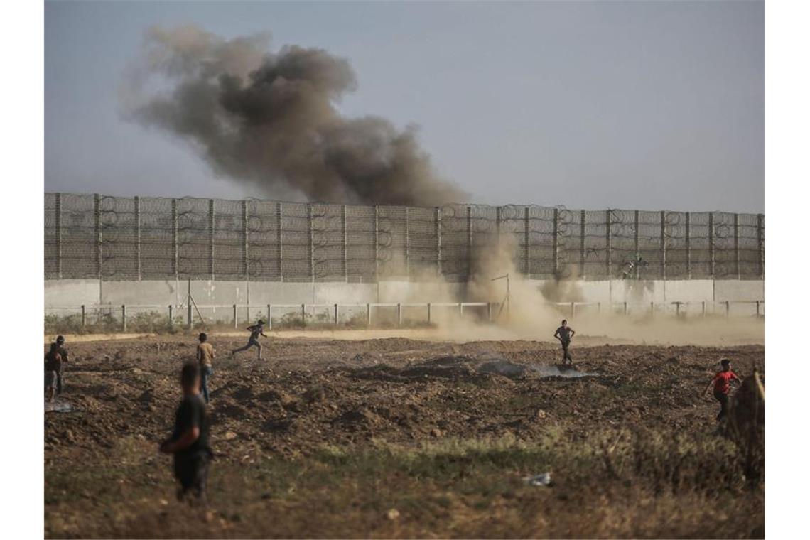 Nach Konfrontationen am Grenzzaun: Israel greift in Gaza an