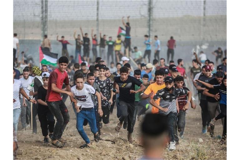 Palästinensische Demonstranten stoßen mit israelischen Sicherheitskräften zusammen. Foto: Mohammed Talatene/dpa