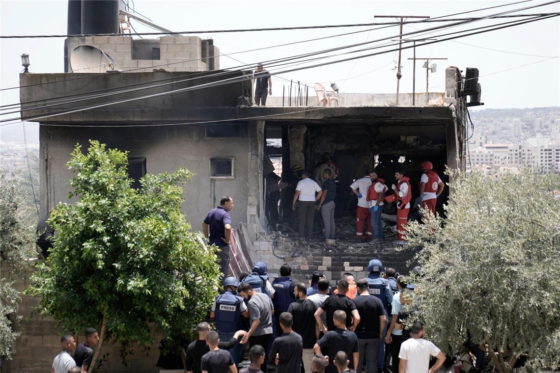 Israels Armee erklärt weitere Hamas-Geisel für tot Palästinensische Ersthelfer arbeiten in den Trümmern eines Hauses, das bei einer israelischen Militäroperation in der Stadt Dschenin im Westjordanland zerstört wurde.