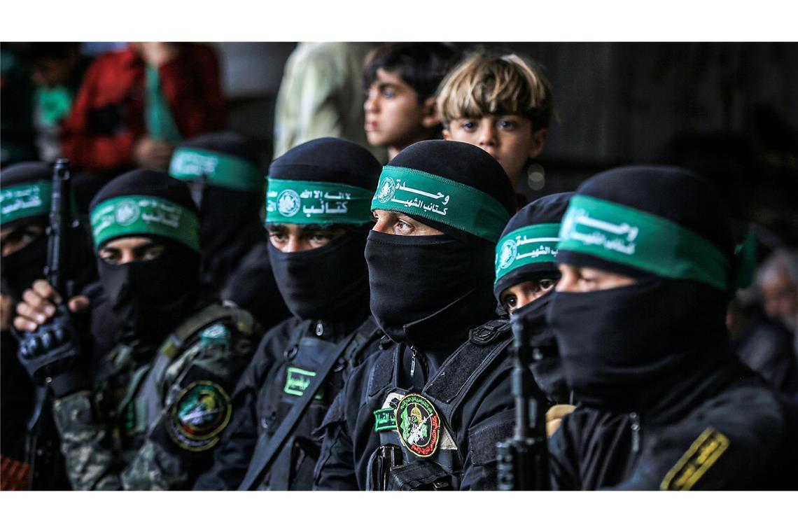 Palästinensische Kämpfer nehmen an der Beerdigung von fünfzehn Mitgliedern der Kassam-Brigaden, des militärischen Flügels der Hamas, teil (Archivbild).