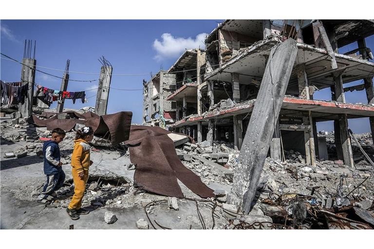 Palästinensische Kinder stehen vor einem zerstörten Gebäude in Chan Junis: Ein Mitarbeiter der Hilfsorganisation Cadus berichtet über seine Erfahrungen in Gaza (Symbolfoto).