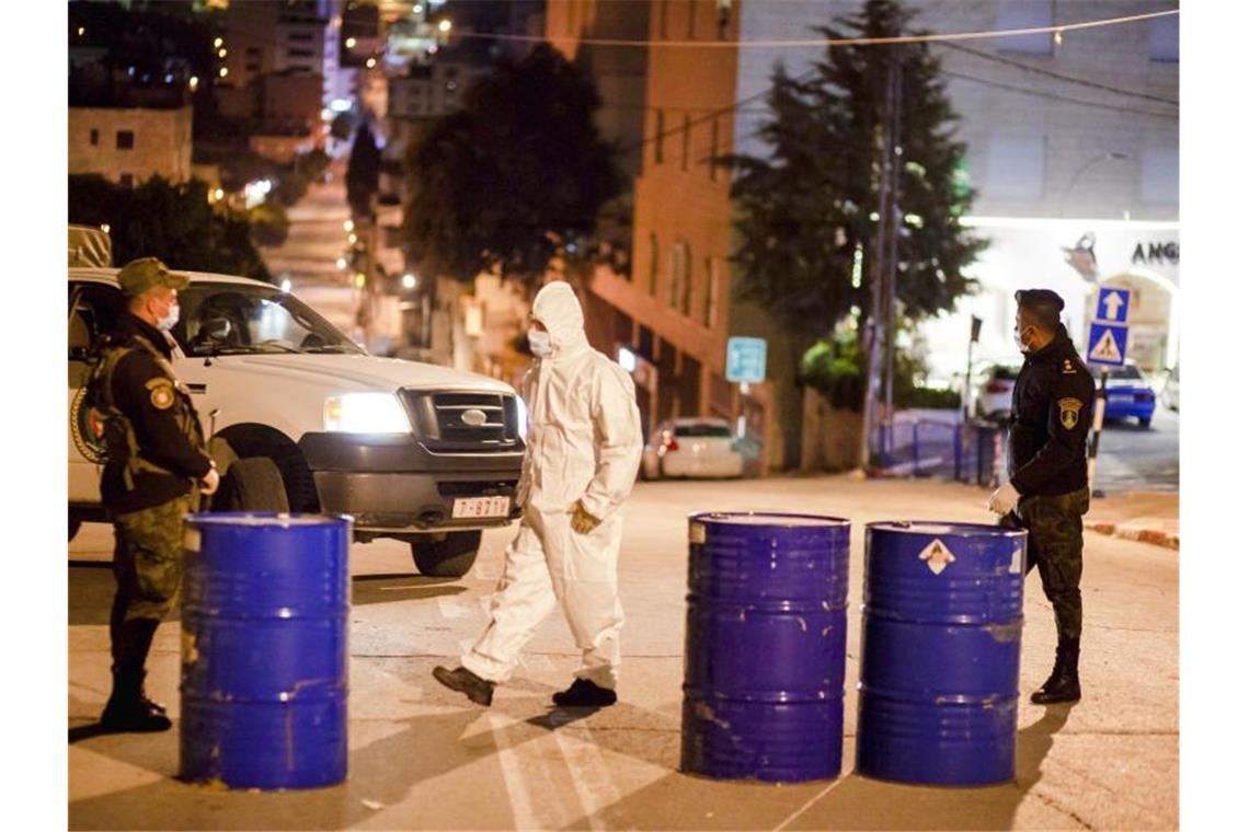 Palästinensische Sicherheitskräfte stehen vor dem Angel Hotel, das wegen eines Covid-19-Falls unter Quarantäne steht. Foto: Luay Sababa/XinHua/dpa