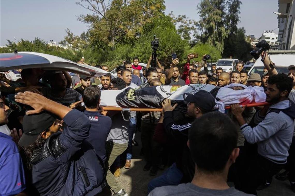 Palästinensische Trauernde tragen eine Leiche aus dem Shifa Hospital in Gaza City. Foto: Mahmoud Issa/SOPA Images via ZUMA Wire/dpa