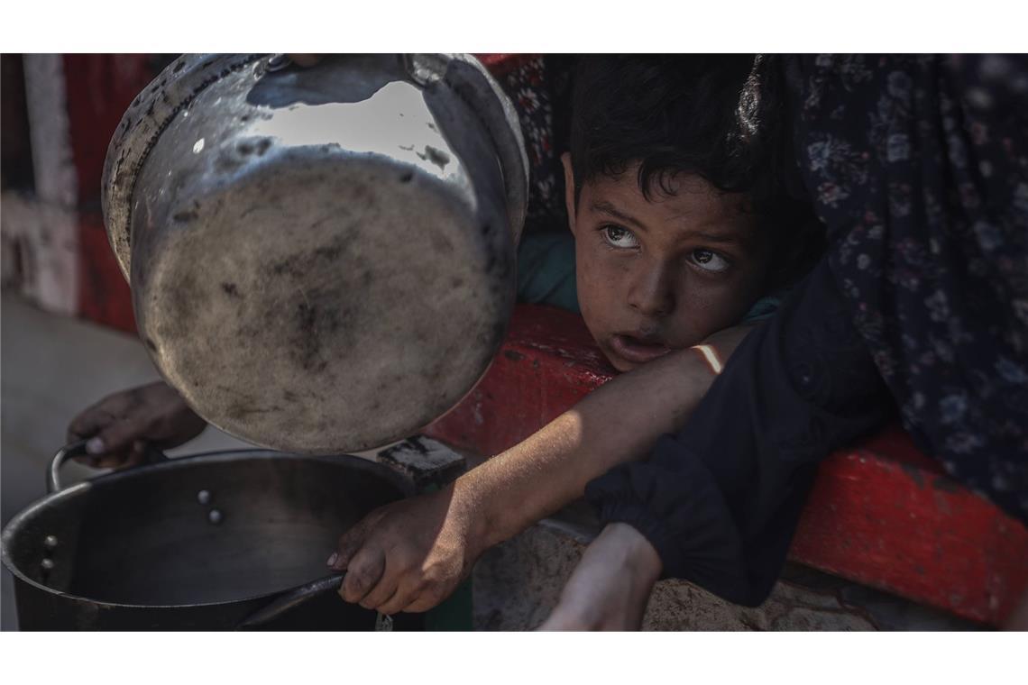 Palästinensisches Kind mit einer Pfanne in der Hand: Hungerleidende Palästinenserinnen und Palästinenser im Gazastreifen versuchen, an Essen zu kommen.